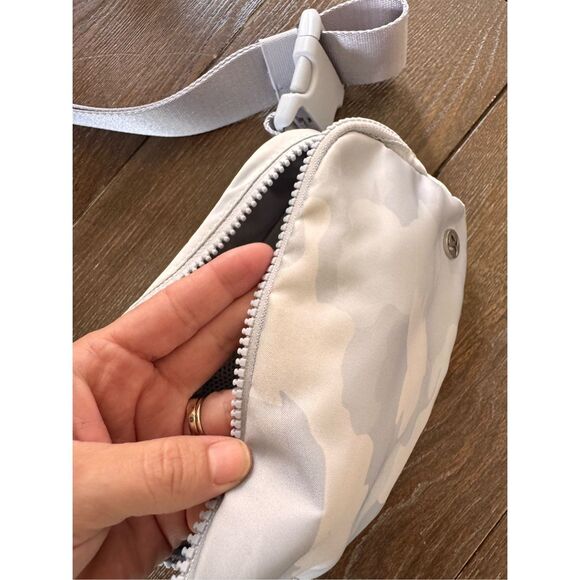 Lululemon Everywhere Belt Bag in Camo - Picture 5 of 10